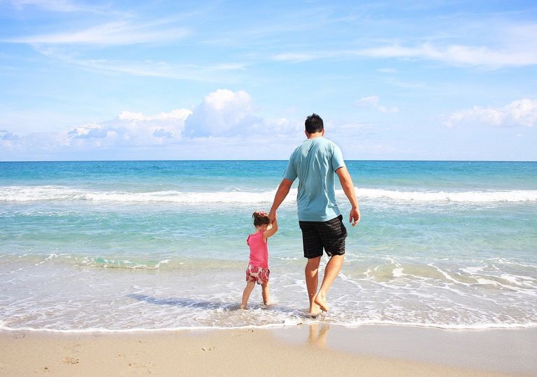 Padre e hija en la playa Padre e hija en la playa