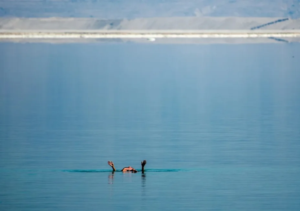 El mar Muerto está desapareciendo Añadir otro tipo de agua cambiaría por completo la composición química del mar Muerto. Fuente imagen: CNN Mundo.