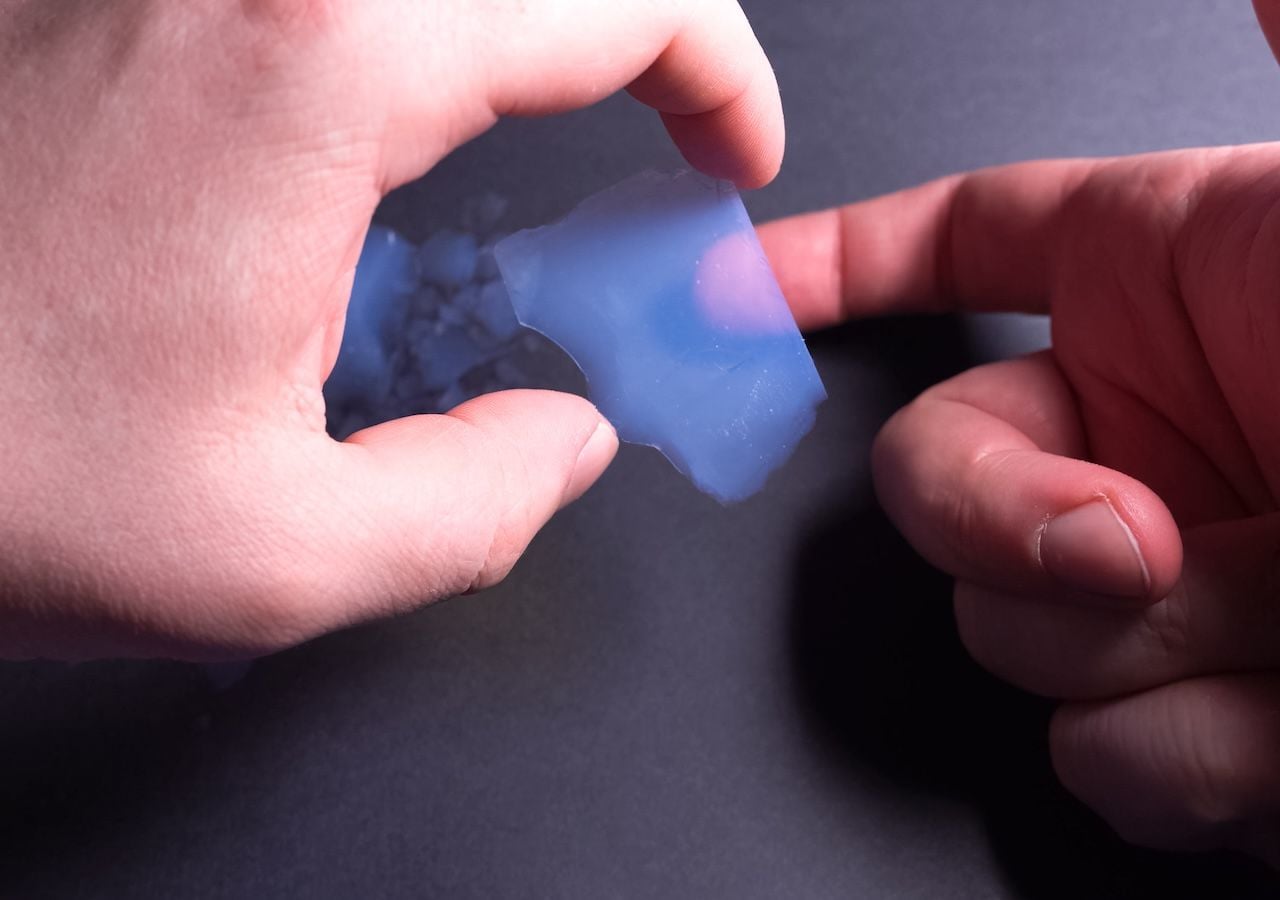 Este material único puede repeler líquidos y aceites gracias a su estructura porosa, lo que lo convierte en un material ideal para filtros de agua y aplicaciones de limpieza ambiental.