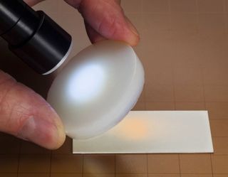 El material s&oacute;lido m&aacute;s ligero del mundo, que es 99 % aire y puede proteger una flor del fuego de un soplete