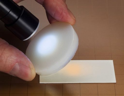 El material s&oacute;lido m&aacute;s ligero del mundo, que es 99 % aire y puede proteger una flor del fuego de un soplete