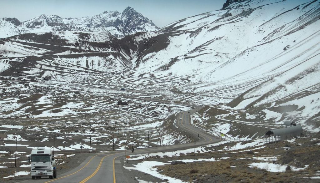 Las adversidades meteorológicas en la cordillera frecuentemente interrumpen el tránsito fronterizo. El proyecto Agua Negra apunta a reducir estos cierres.
