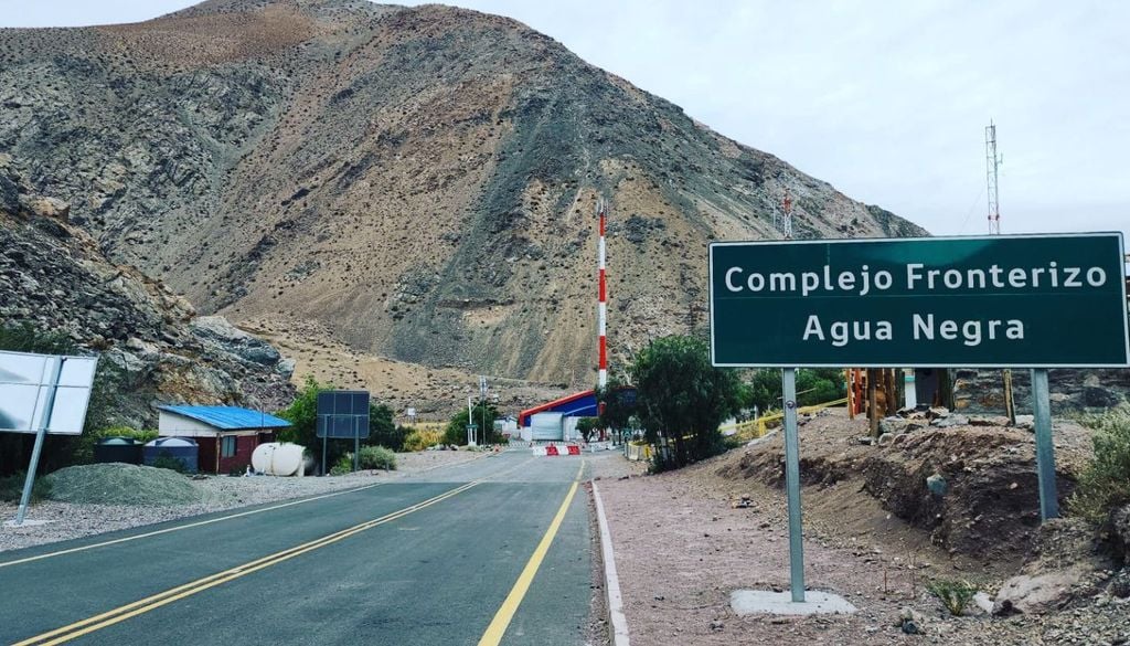 El paso fronterizo Agua Negra es uno de los cruces cordilleranos más conocidos entre Chile y Argentina, aunque solo opera durante la temporada estival. La ruta actual atraviesa extensos tramos de alta montaña y sectores sin pavimentar.