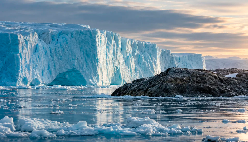 El iceberg ha sobrevivido a una colisión con la isla Joe y ha seguido a la deriva hacia el estrecho de Nares, donde se espera que las mareas, las corrientes y el derretimiento lo fragmenten gradualmente.