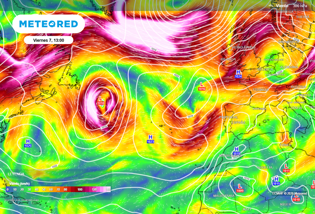 La onda de Rossby, potenciada por la energía tropical, se amplifica hasta el punto de casi romperse al llegar al Atlántico cercano, y se instala de forma estable sobre Europa occidental. El resultado es la situación que estamos viviendo este verano de 2026.