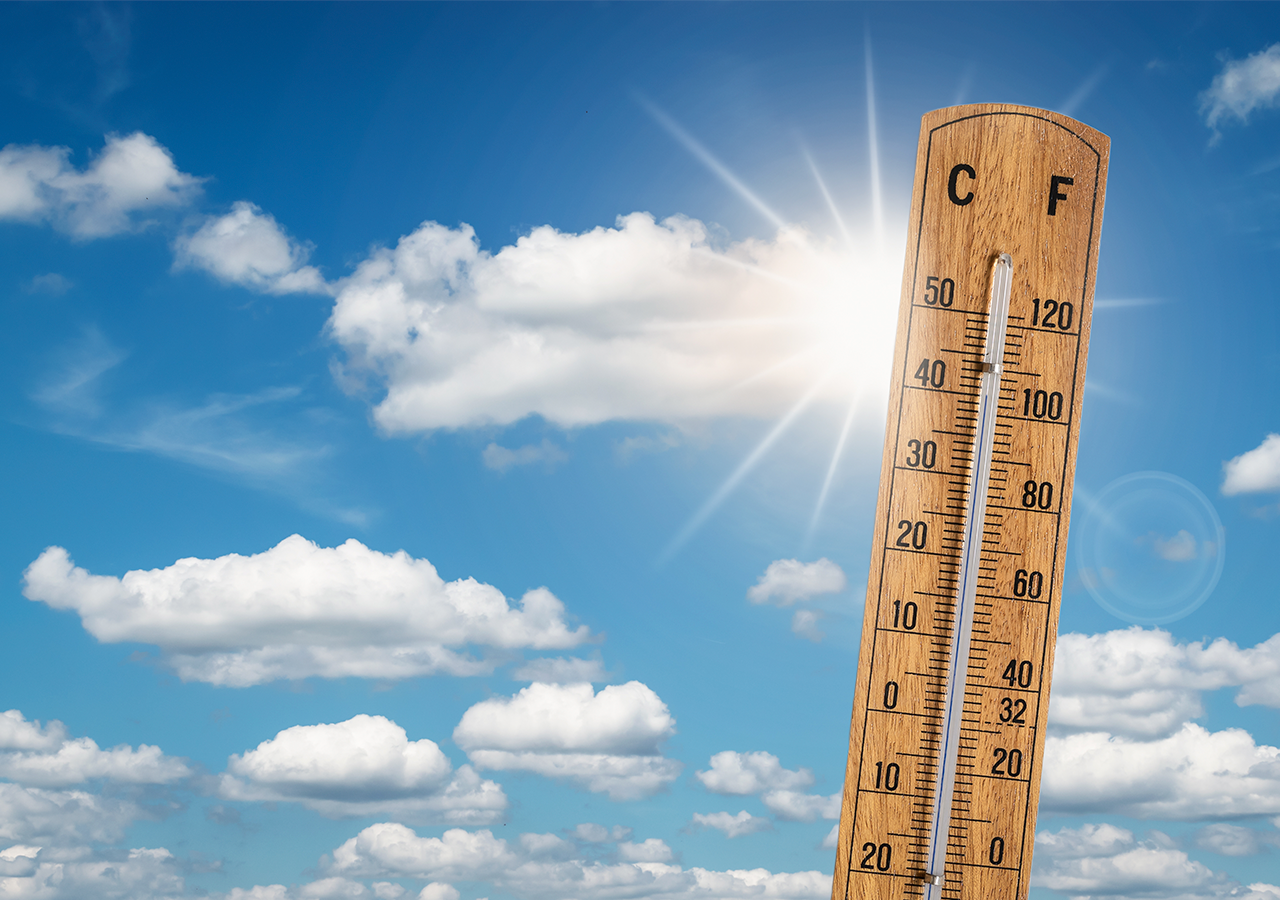 Llega el calor y los atascos a las playas, pero también los días más largos