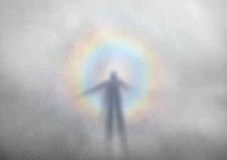 El misterioso fantasma con un arcoíris que aparece en la montaña y que puedes ser tú mismo: cómo se forma y dónde verlo