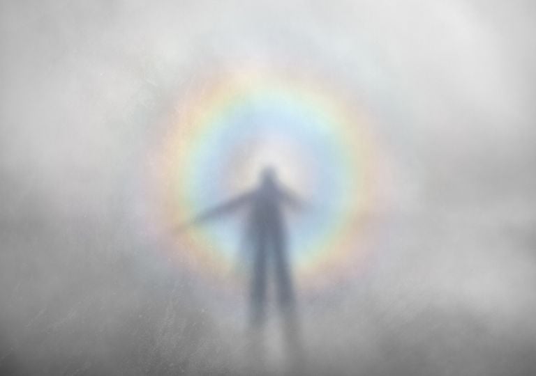 El misterioso fantasma con un arcoíris que aparece en la montaña y que puedes ser tú mismo: cómo se forma y dónde verlo