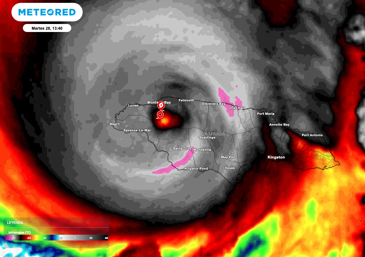 En la imagen satelital de canal infrarrojo, se aprecia la nubosidad convectiva asociada al giro de “Melissa” siendo un huracán de categoría 4, sobre el oeste de Jamaica.