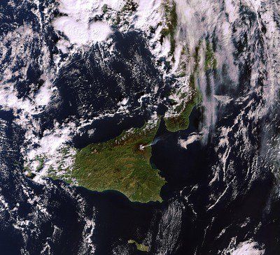 Imagen del sensor MERIS de Envisat Imagen del sensor MERIS de Envisat del 11 de enero de 2011 mostrando el penacho del Etna. La actividad se incrementó en los siguientes días. Créditos: ESA