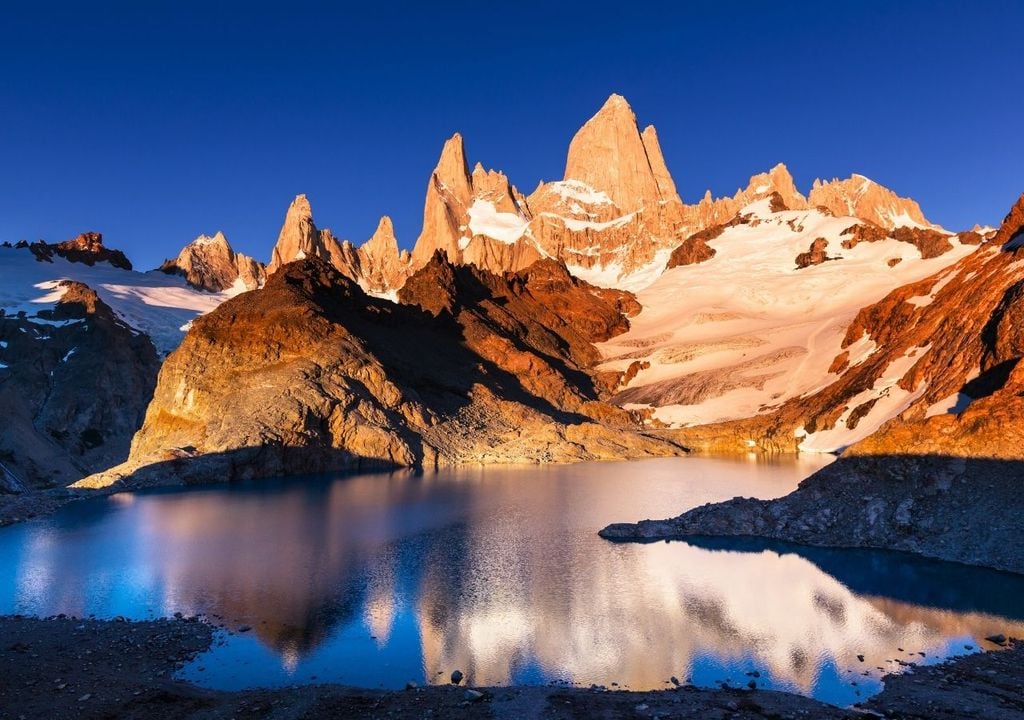 La distinguida “Montaña Turística de Fama Mundial” cambia de color según las horas del día y correspondiente la salida y/o puesta del sol.