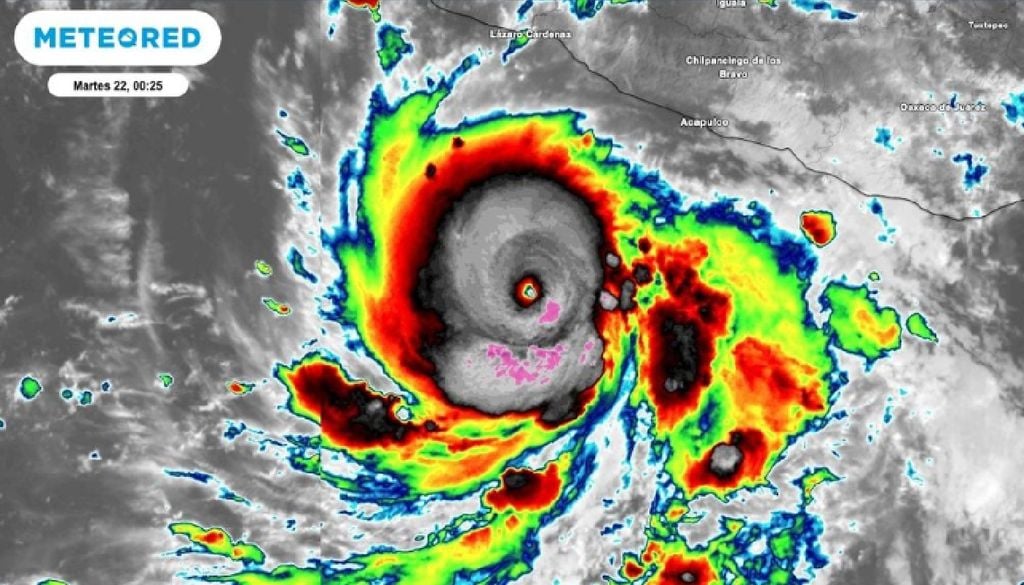 La imagen satelital IR, muestra la nubosidad convectiva asociada a la circulación "Polo", también se aprecia su bien formado ojo de huracán categoría 4. Imagen satelital IR del huracán Polo, categoría 4, el martes 22 de septiembre de 2026.