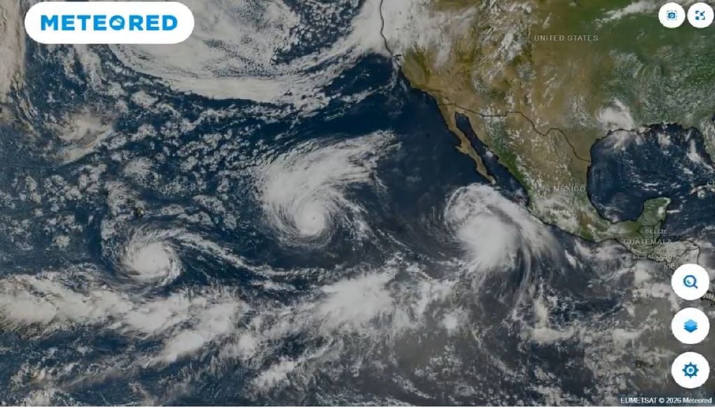 los tres sistemas ciclónicos en el PAcífico en simultáneo: Lowell, Karina y Marie. Lowell, Karina y Marie, una series de tres potentes ciclones tropicales en simultáneo sobre el Pacífico, imagen satelital, visible, del 2 de septiembre de 2026.
