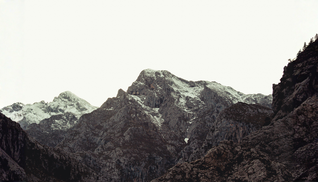 cordillera sin nieve. La nieve en cordillera actúa como una reserva natural de agua: si la isoterma cero sube, parte de esa precipitación podría caer como lluvia y escurrir más rápido.