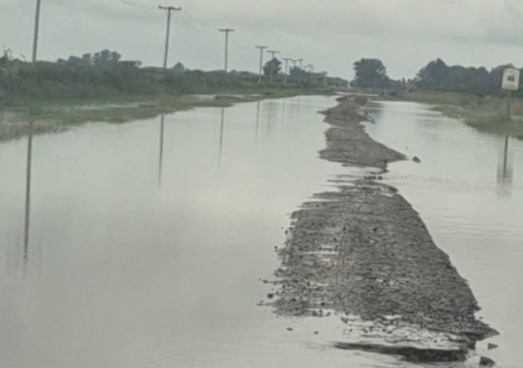 El avance del agua deja caminos rurales inutilizables y profundiza el aislamiento productivo en el norte santafesino.