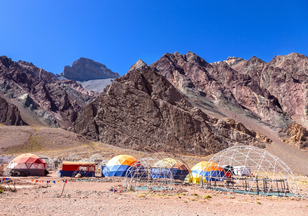 La idea es que el "nuevo Aconcagua" esté operativo para el próximo verano, con nuevos y relocalizados campamentos para turistas.