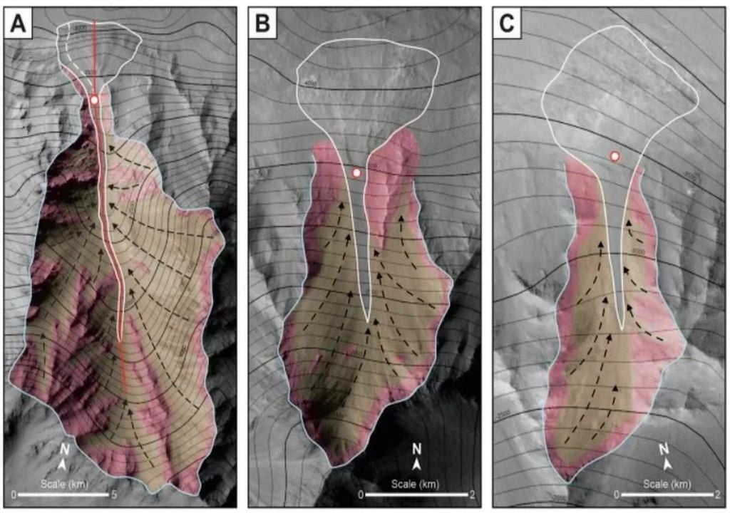 Estas imágenes destacan tres depósitos con frente escarpado en un sector de Valles Marineris, en Marte. Estas formaciones son casi idénticas a los deltas fluviales de la Tierra. Crédito de la imagen: Argadestya et al. 2026, NPJ Space Exploration/MOLA.
