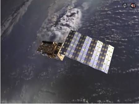 El Nuevo Satélite Meteorológico Europeo Metop Alcanza La órbita Polar MetOp ha sido lanzado el 19 de octubre de 2006 desde el cosmódromo de Baikonur, Kazajstán. Créditos: ESADurante 28 años Europa ha utilizado sus famosos satélites Meteosat en una órbita geoestacionaria. Ahora se les ha unido el primero de una flamante generación de satélites meteorológicos. El MetOp se ha diseñado para suministrar una perspectiva más próxima de la atmósfera desde una órbita terrestre baja, con el envío de datos que mejorarán las previsiones meteorológicas mundiales y nuestra comprensión del cambio climático.El MetOp-A, primero de tres satélites desarrollados conjuntamente por la Agencia Espacial Europea y EUMESAT (European Meteorological Satellite Organisation), se lanzó con éxito desde Baikonur, Kazajstán, a bordo de un cohete ruso Soyuz 2/Fregat, gestionado por la compañía euro-rusa Starsem.El lanzador Soyuz 2, en su primera misión operativa, despegó a las 18.28 CEST (16.28 UT) con el satélite de 4.093 kg encapsulado en una nueva envoltura de carga de 4,1 m de diámetro, de tamaño y forma similares a los del Ariane 4. El Soyuz 2, nuevo miembro de la familia de lanzadores Semyorka, de casi 50 años de antigüedad, se lanzará desde la Guyana Francesa a partir de 2008.Unos 69 minutos después del despegue, la fase superior del Fregat liberó al primer satélite MetOp en una órbita circular a una altitud de 837 km sobre el archipiélago de Kerguelen, en el sur del Océano Índico.Con una ligera inclinación retrógrada de 98,7°, es una órbita que permitirá al MetOp-A volar de polo a polo, cruzando siempre por el Ecuador a la misma hora local, es decir, a las 9.30 am. Conocida como ‘de sincronía solar’, es un tipo de órbita que permite visitar diariamente casi cada punto de la superficie de la Tierra en condiciones de iluminación solar similares.Fotomontaje del Metop en órbita, desplegando sus paneles solares. Créditos: ESA - AOES MedialabEl MetOp-A constituirá el segmento espacial del sistema polar de la EUMETSAT (EPS), concebido para recopilar datos atmosféricos y medioambientales para complementar el estudio que se lleva a cabo desde la órbita geoestacionaria por parte del sistema Meteosat. El EPS será controlado de manera coordinada con el sistema estadounidense POES (US Polar Operational Environmental Satellite), gestionado por la Administración Nacional Oceánica y Atmosférica de los Estados Unidos (National Oceanic and Atmospheric Administration). Mientras que los satélites NOAA se despliegan en una órbita ‘vespertina’ (es decir, cruzan el ecuador en la tarde, hora local), el MetOp europeo se hará cargo del servicio en una órbita ‘matinal’.La sonda atmosférica más completa de la historiaPara llevar a cabo su ambiciosa misión, el MetOp-A cuenta con un potente instrumental de detección remota, formado por un conjunto de dispositivos europeos de nueva generación, además de instrumentos ‘heredados’ suministrados por Estados Unidos y que son similares a los que ahora utilizan los satélites NOAA.El IASI (Infrared Atmospheric Sounding Interferometer) suministrado por la agencia espacial francesa CNES, realizará mediciones en más de 8.000 canales para completar perfiles de temperatura y de vapor de agua con una precisión sin precedentes, de cara a la creación de modelos numéricos de predicción climática. Sus sondeos se complementarán con mediciones realizadas con los instrumentos cedidos por EE.UU. y la sonda MHS (Microwave Humidity Sounder), un radiómetro de microondas de cinco canales desarrollado por EUMETSAT y que también será incorporado en vuelos futuros de los satélites NOAA.El GOME-2 (Global Ozone Monitoring Experiment), desarrollado conjuntamente por la ESA y EUMETSAT, es una versión mejorada de un espectrómetro de exploración que ya se ha utilizado en los ERS-2, y que se diseñó para sondear las concentraciones de ozono en la atmósfera, además de otros gases residuales.El ASCAT (Advanced Scatterometer ) es otro de los instrumentos de ESA/EUMETSAT con una fuerte herencia del programa ERS. Este avanzado radar de banda C medirá la velocidad y dirección del viento sobre la superficie de los océanos, suministrará datos a los modelos de predicción meteorológica, y además ofrecerá información útil sobre la situación del hielo, la nieve y la humedad del suelo.El GRAS (GNSS Receiver for Atmospheric Sounding) es un nuevo instrumento desarrollado por la ESA y EUMETSAT, que utilizará el ocultamiento de las señales de navegación de los satélites en el horizonte para obtener datos de temperatura y humedad atmosféricas.Entre los instrumentos proporcionados por los satélites NOAA figuran: el radiómetro de tercera generación AVHRR-3 (Advanced Very High Resolution Radiometer) para la captación de imágenes globales de la capa de nubes, así como de las superficies marítimas y terrestres; dos unidades AMSU/A (Advanced Microwave Sounding Units) de 15 canales para explorar los perfiles de temperatura atmosférica; y la sonda de cuarta generación y 20 canales HIRS (High Resolution Infrared Radiation Sounder), equivalente al interferómetro IASI, que contribuirá a la validación de los datos recopilados por el instrumento europeo y actuará después para respaldar los datos.Además, el MetOp-A lleva a bordo un avanzado sistema de captación de datos Argos, suministrado por el CNES, para la comunicación con estaciones automáticas, fijas o móviles; dos instrumentos de búsqueda y rescate suministrados respectivamente por la agencia espacial canadiense y el CNES como apoyo a la red internacional Cospas-Sarsat mediante la captación y retransmisión de llamadas de socorro; y un espectrómetro SEM-2 (Space Environment Monitor), proporcionado por EE.UU. para estudiar el flujo de partículas cargadas en el espacio.Un gran avance en la predicción meteorológicaAprobado en 1992, el MetOp es un programa de satélites meteorológicos similar al Meteosat. La contribución de la ESA se administra a través del componente Earth Watch de su programa Living Planet. La ESA está a cargo del desarrollo y la financiación del satélite. Desde su función, se ha responsabilizado de la mayor parte de los gastos de fabricación del primer modelo de vuelo. EUMETSAT se encarga del sistema operativo, y de financiarel segmento de tierra y los satélites de seguimiento; los lanzamientos; y las operaciones.Un grupo industrial liderado por EADS Astrium ha solicitado tres modelos de vuelo. El satélite, montado en Toulouse, Francia, se basa en un modelo derivado de los satélites Envisat, de la ESA, y Spot 5, de Francia, y cuenta con equipos avanzados que garantizan la flexibilidad de las operaciones. Tiene más de 36 horas de autonomía y una capacidad de almacenamiento de 24 Gbits.Los satélites MetOp completarán una órbita entorno al planeta unas 14 veces al día, recopilando datos que se descargarán a la estación terrestre CDA (Command & Data Acquisition) de la ESA, situada en el archipiélago de Svalbard, en el norte de Noruega. Debido a su gran altitud (78° N), la estación CDA será visible para el MetOp en cada una de sus órbitas, cuando se registre el paso del satélite sobre el Ártico.Una vez recogidos, los datos del MetOp se transmitirán a las instalaciones de la EUMETSAT en Darmstadt, para su proceso y distribución. Además, se emitirán algunos datos del sistema polar en tiempo real, directamente a organizaciones meteorológicas regionales, cada vez que el satélite sea visible para sus estaciones de recepción.Gracias a su avanzado instrumental y a su capacidad de emisión, el MetOp podrá detectar e informar de la evolución inicial de fenómenos graves, como tormentas violentas, que no se pueden observar desde la órbita geoestacionaria. De ese modo el satélite permitirá difundir alertas meteorológicas con mucha más antelación que en la actualidad."Felicito a nuestros amigos y socios de EUMETSAT, NOAA, CNES, Starsem, la industria espacial europea y la comunidad meteorológica internacional por el éxito de este lanzamiento", comentó el Director General de la ESA, Jean-Jacques Dordain". Al igual que las dos generaciones del Meteosat, este programa es más que una prueba de las ventajas de la cooperación internacional: es la demostración perfecta de los enormes beneficios que el espacio puede aportar a todos los ciudadanos."Los datos de MetOp-A y de sus satélites de seguimiento darán una nueva dimensión a nuestro conocimiento de la atmósfera y del clima de la Tierra. Estos datos no sólo conducirán a extraordinarias mejoras en la precisión de las predicciones meteorológicas en Europa y el mundo entero; también contribuirán al desarrollo, por parte de la comunidad científica, de modelos más complejos del clima de nuestro planeta, modelos que permitirán entender mejor el cambio global y establecer, en consecuencia, políticas internacionales sobre el medio ambiente."Para más información:ESA Media Relations DivisionTel: +33(0)1.53.69.7155Fax: +33(0)1.53.69.7690http://www.esa.int/esaCP/SEM5B9BUQPE_Spain_0.html