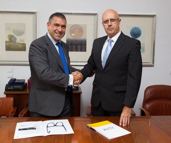 Figura 1.- Firma del acuerdo de adjudicación del nuevo superordenador de AEMET, entre Javier García Pellejero (izquierda), Director general de Bull en España, y Miguel Ángel López González (derecha), Presidente de AEMET.