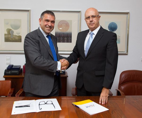 Figura 1.- Firma del acuerdo de adjudicación del nuevo superordenador de AEMET, entre Javier García Pellejero (izquierda), Director general de Bull en España, y Miguel Ángel López González (derecha), Presidente de AEMET. Figura 1.- Firma del acuerdo de adjudicación del nuevo superordenador de AEMET, entre Javier García Pellejero (izquierda), Director general de Bull en España, y Miguel Ángel López González (derecha), Presidente de AEMET.
