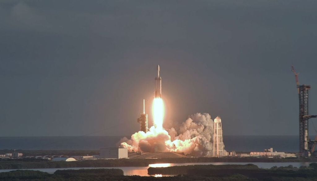 Cohete Falcon Heavy de SpaceX, con el telescopio Nancy Grace Roman de la NASA, durante su lanzamiento, el domingo 30 de agosto. Crédito: NASA.
