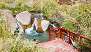 El oasis de agua caliente en el desierto m&aacute;s &aacute;rido del mundo: el plan para relajarse en las Termas de Puritama