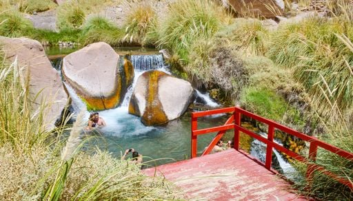 El oasis de agua caliente en el desierto m&aacute;s &aacute;rido del mundo: el plan para relajarse en las Termas de Puritama