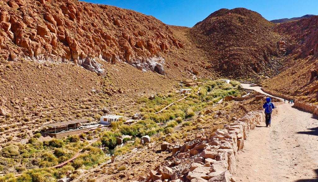 Sendero a las Termas de Puritama. Sendero a las Termas de Puritama desde el estacionamiento.