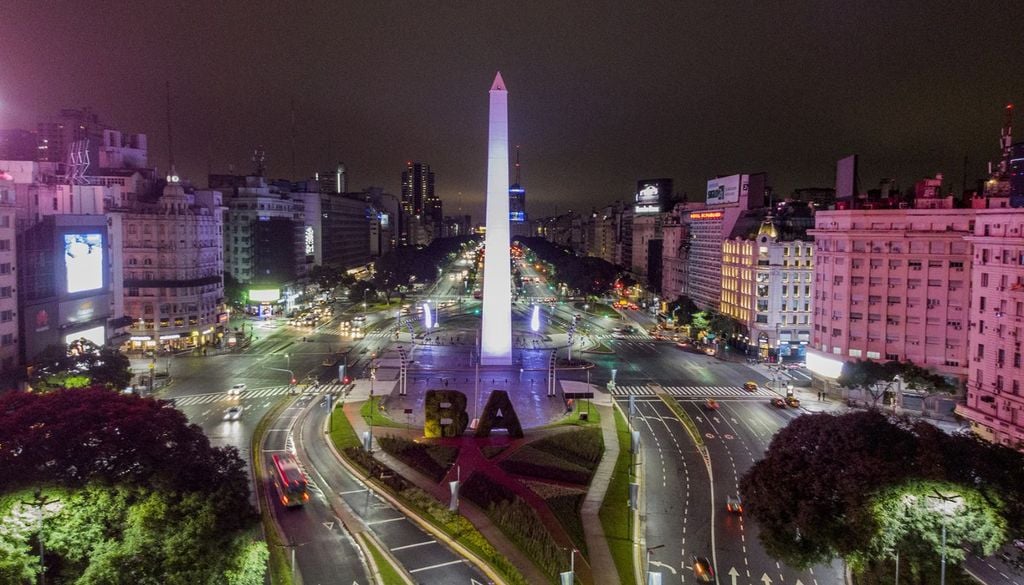 El Obelisco y la ciudad de Buenos Aires de noche El Obelisco y la ciudad de Buenos Aires de noche