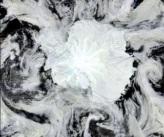 El océano de la Antártida ilumina las nubes