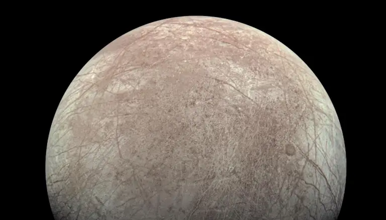 Imagem de Europa capturada pela JunoCam, a câmara a bordo da sonda Juno da NASA. Crédito: NASA/JPL-Caltech/SwRI/MSSS.