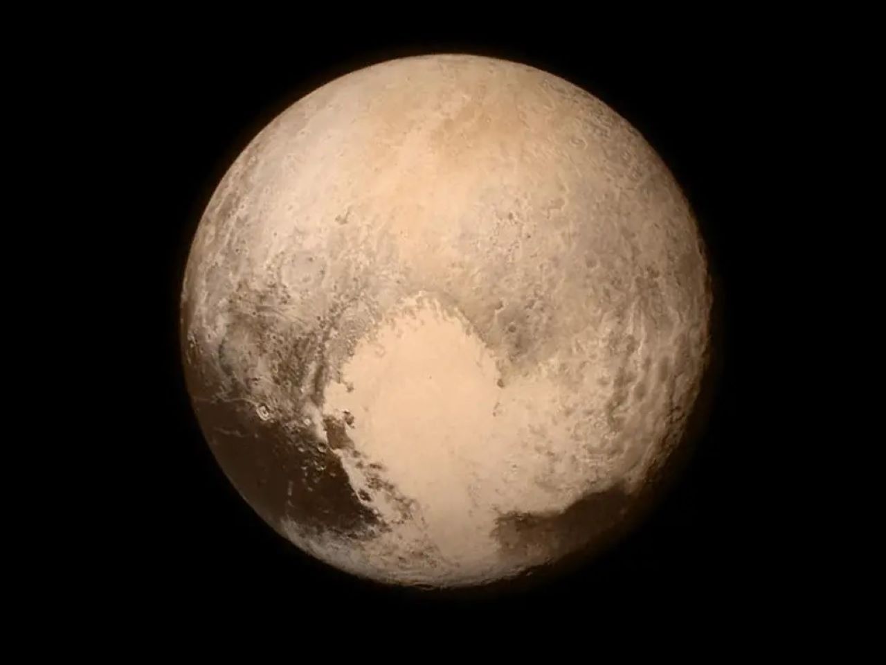 Plutón visto desde la nave New Horizons en 2015. Esta es la última y más detallada imagen enviada a la Tierra antes del máximo acercamiento de la nave espacial a Plutón el 14 de julio. Crédito: NASA