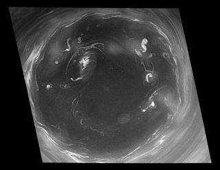 El ojo de la tormenta de Saturno