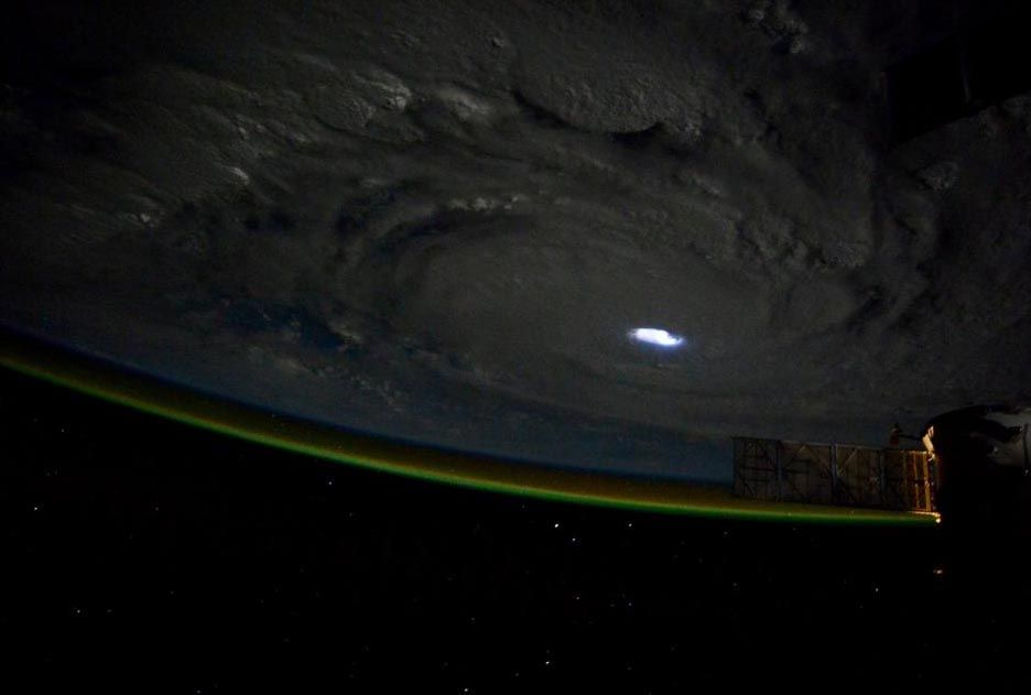 Relámpagos en el ojo del ciclón tropical Bansi tomado desde la ISS. Los datos de la foto no han sido suministrados pero posiblemente fue el 13 de enero de 2015 cuando Bansi alcanzó su pico de intensidad de catagoría 4 con vientos de 150 mph. Imagen de: Sam Cristoforetti.