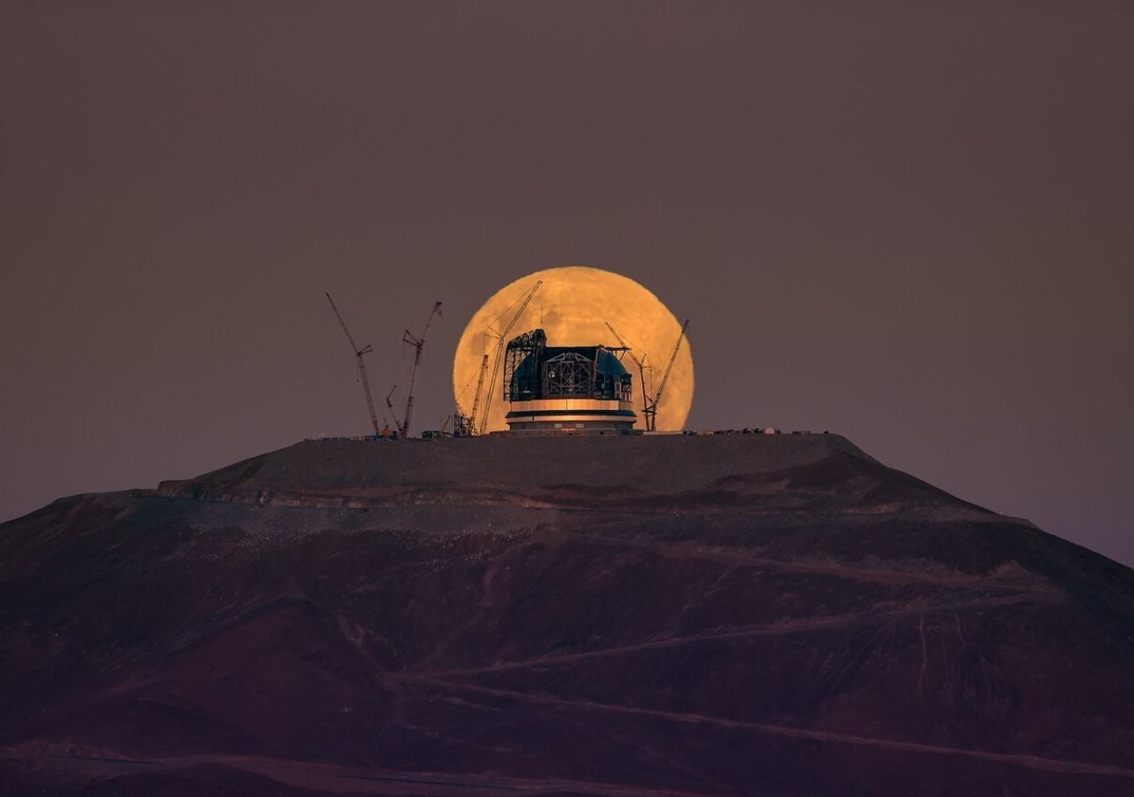 El ELT se ubica en el cerro Armazones: aquí se observa la instalación con la luna llena de fondo. Crédito: J. Beltrán/ESO