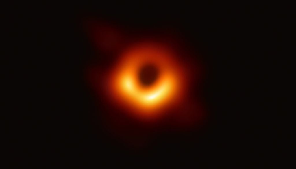 La primera fotografía de un agujero negro, M87*, obtenida por el Telescopio de Horizonte de Eventos (EHT) y publicada en 2019. Crédito: EHT Collaboration