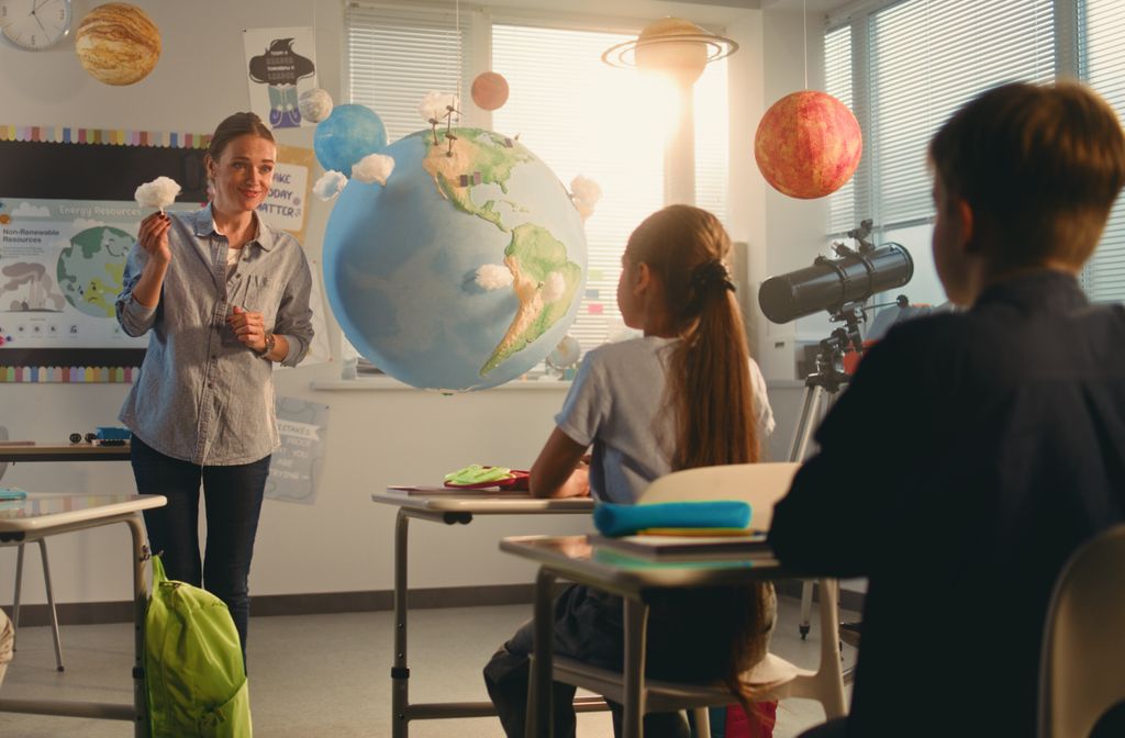 Según la OCDE los docentes de las escuelas públicas enseñan en promedio alrededor de mil 7 horas al año, sin contar los tiempos de preparación y acompañamiento. Según la OCDE los docentes de las escuelas públicas enseñan en promedio alrededor de mil 7 horas al año, sin contar los tiempos de preparación y acompañamiento.