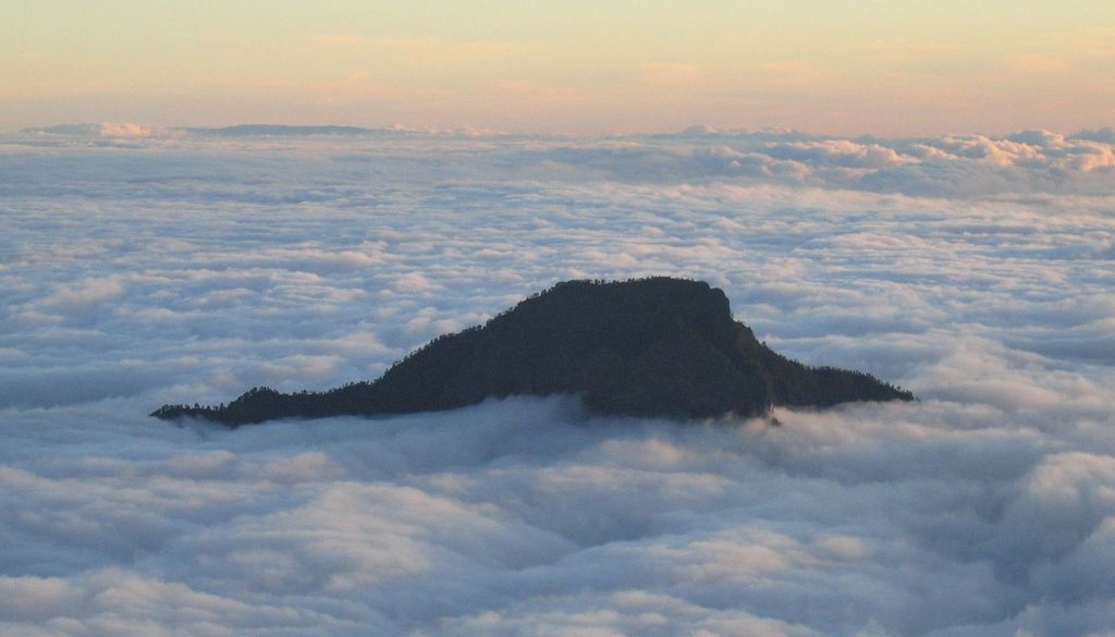 Mar de nubes convulso rodeando el Pico Bejenado (1.851 m) en la el norte de la isla de La Palma. Crédito de la fotografía: © Fernando Bullón Miró