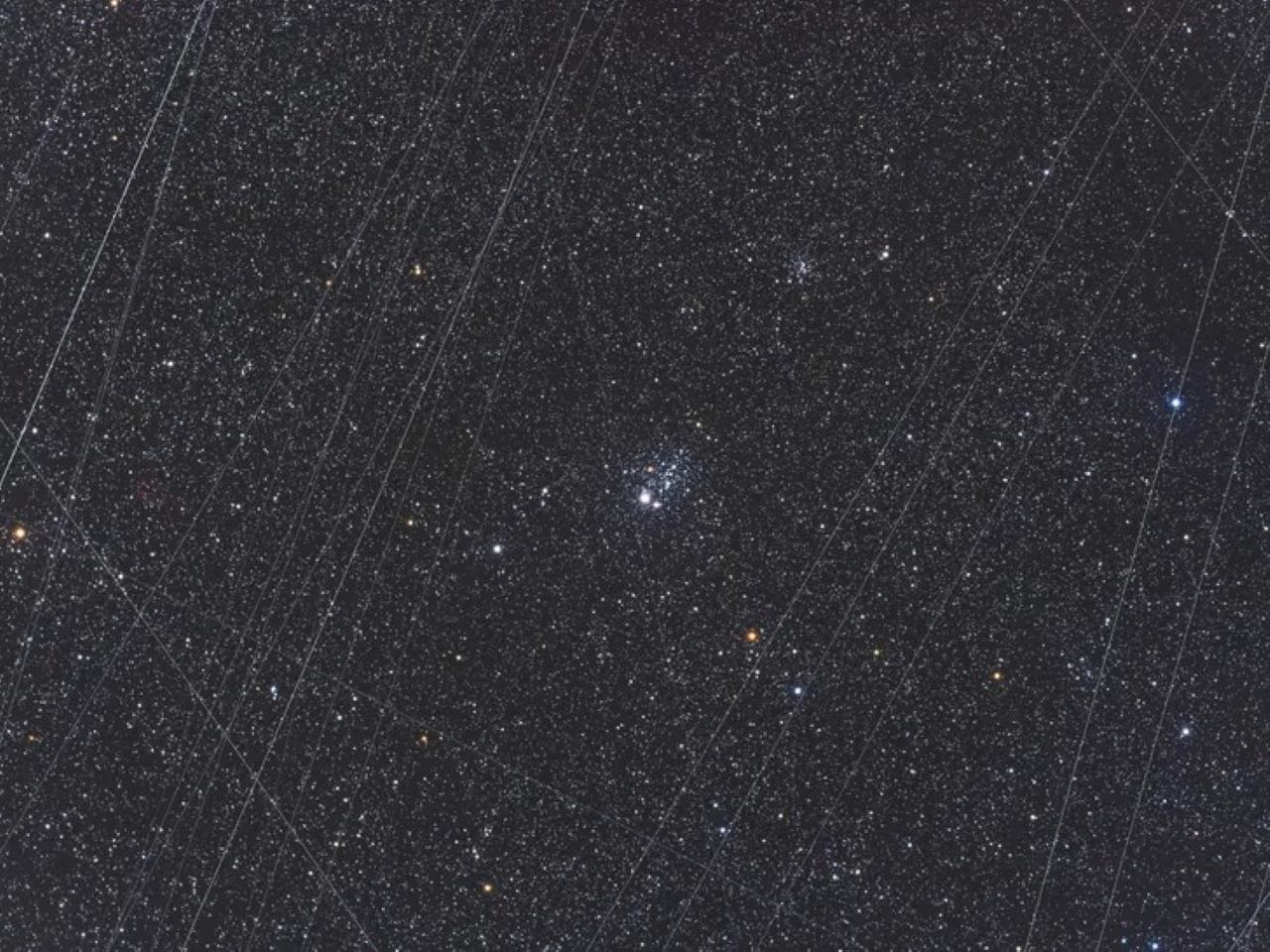 Trazas luminosas sobre NGC 457 en un tiempo de exposición de 36 minutos. Crédito: Alan Dyer