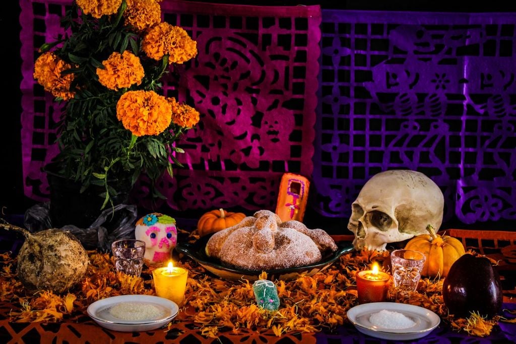El pan de muerto suele ponerse en los altares del 2 de noviembre.