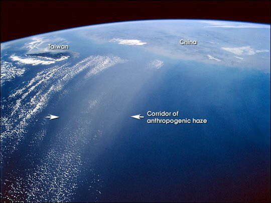 El Papel De Los Aerosoles En El Cambio Global De La Temperatura En La Tierra: Una Incógnita Por Resolver Foto de la lanzadera especial Shuttle de la NASA, tomada el 4 de marzo de 1996Los gases efecto invernadero tienen un papel positivo e importantísimo en el calentamiento global de la atmósfera, pero los aerosoles (partículas pequeñísimas) tiene un efecto negativo, tendiendo a disminuir la temperatura de ella: la radiación solar es devuelta al espacio llegando con menos intensidad a la superficie terrestre.El estudio de la concentración, análisis, extensión, etc de estas partículas es fundamental para analizar el cambio climático futuro.Mientras que los efectos de aumento de la temperatura por los gases invernadero están relativamente bien entendidos, los efectos de los aerosoles muestran efectos opuestos pero ofrecen una disparidad cuando se trata de cuantificar su papel.En esta imagen observamos una especie de banda transportadora de aerosoles de origen antropogénico que partiendo de China y Taiwán se adentran en el Pacífico. Mediciones en la costa oeste de norte América demuestran las llegadas de sustancias procedentes del continente asiático. La imagen fue tomada el 4 de marzo de 1996 y apareció en la revista Science.Fuente NASA