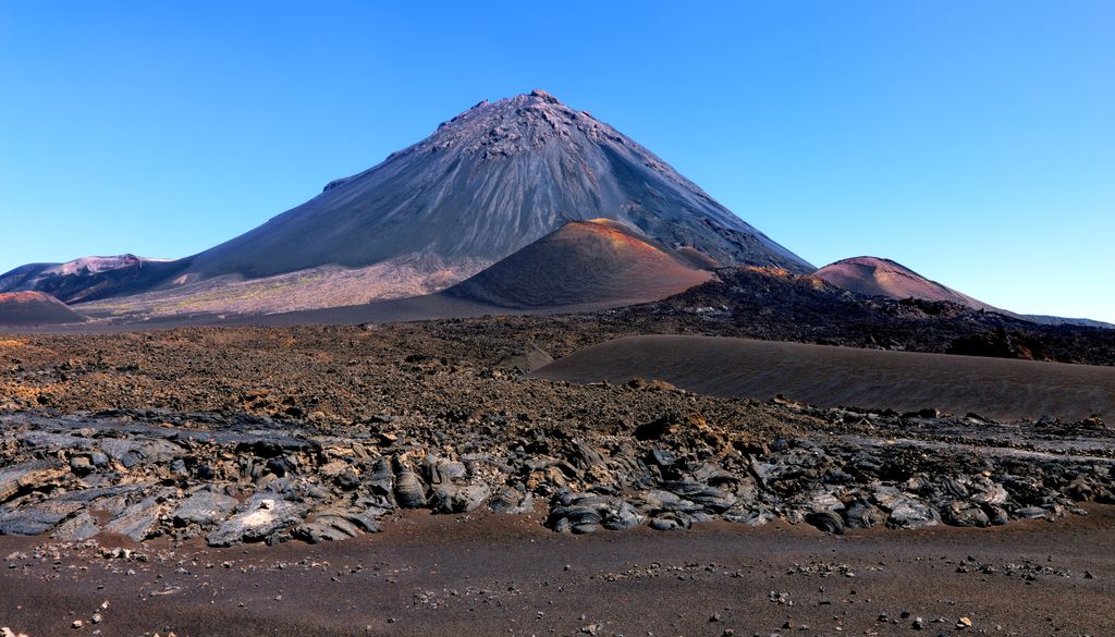 Con 2.829 metros sobre el nivel del mar, el volcán Pico do Fogo (Pico de Fuego) es la cumbre más alta de Cabo Verde.