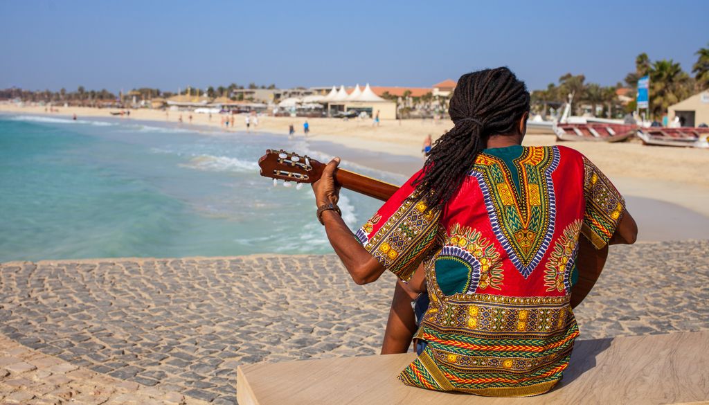 La música forma parte del día a día de los caboverdianos. En la imagen, un músico toca en la playa de Santa María, en la isla de Sal.