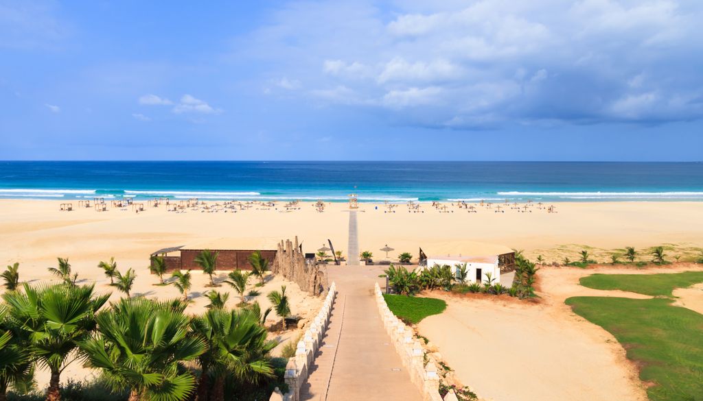 La isla de Boa Vista es famosa por sus largas playas de dunas, como la de Santa Mónica.