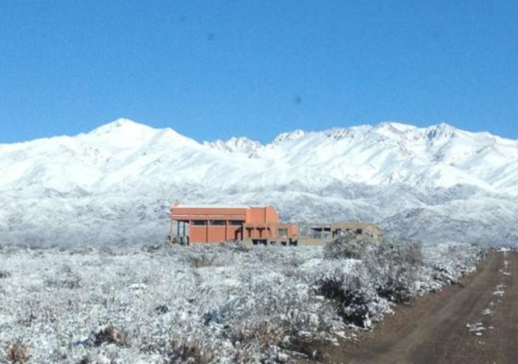Gualtallary vino Mendoza En invierno, el paisaje sorprende a los visitantes con postales nevadas al pie de la Cordillera de los Andes mendocina. Foto: X @zorzalwines.