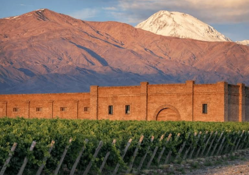Gualtallary vino Mendoza Gualtallary se encuentra a poco más de 100 km de la Ciudad de Mendoza, casi una hora y media de viaje en auto. Foto: Facebook Bus Vitivinícola.