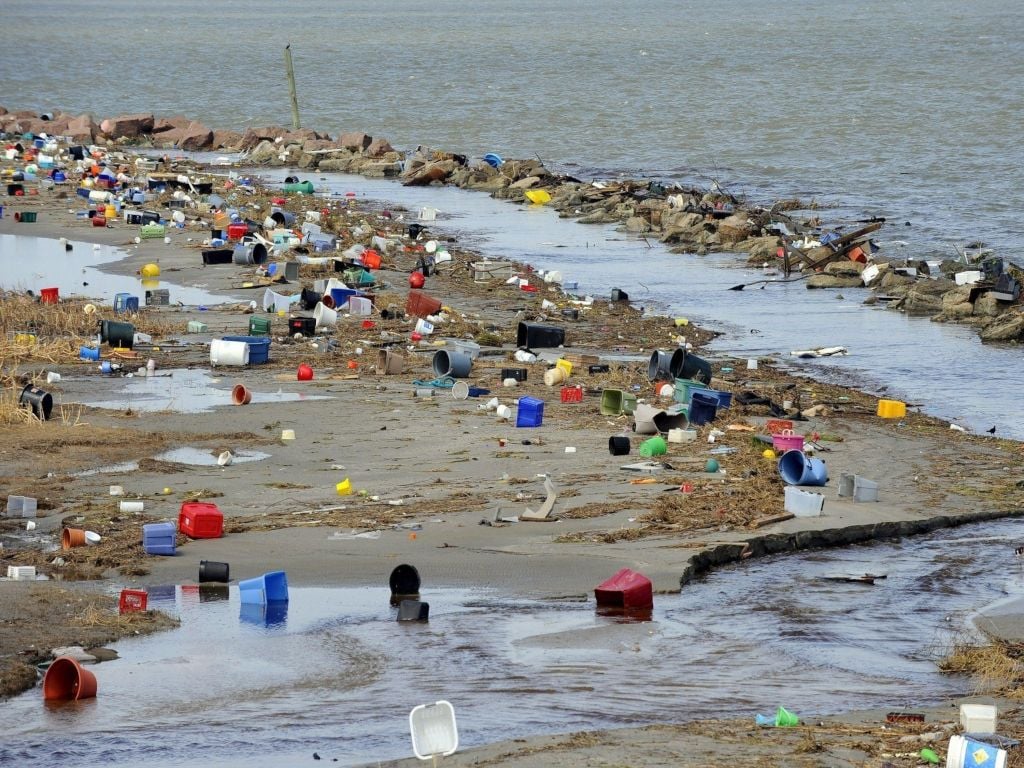 Playas y océanos cubiertos de plastico