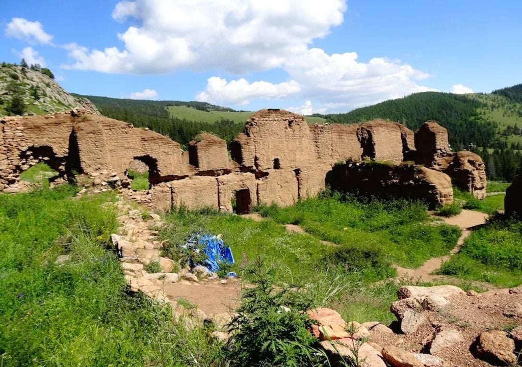 Además de su valor natural, Bogd Khan Uul alberga antiguos grabados rupestres de la Edad del Bronce, testimonio de que estas montañas ya eran sagradas para los pueblos nómadas hace miles de años. Fuente: www.talilandsmanart.com