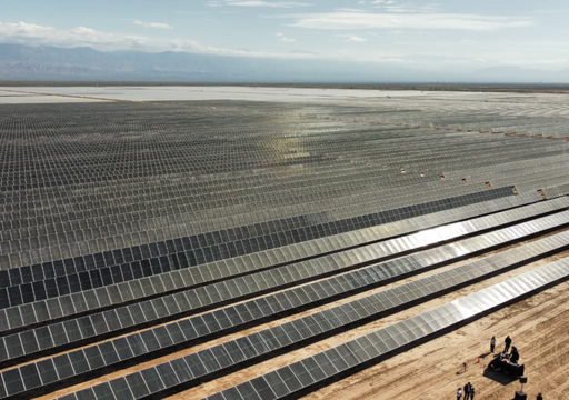 El parque solar m&aacute;s grande de la Argentina ya funciona en Mendoza: as&iacute; es la megaobra que abastecer&aacute; a 233.000 hogares