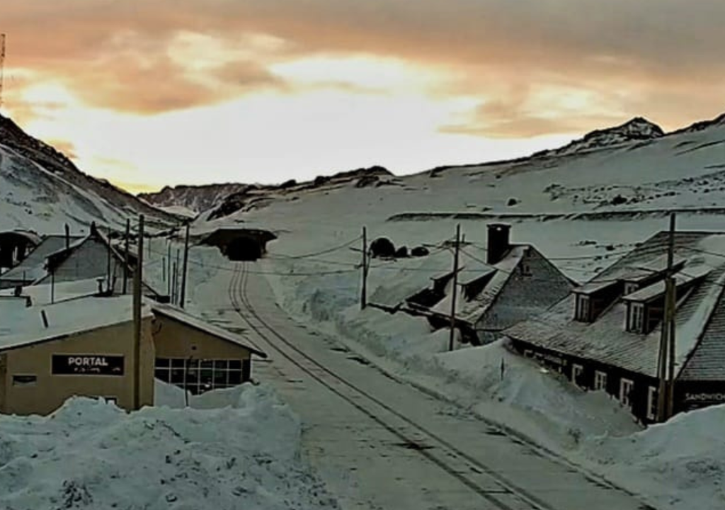 Temporal Nevada Mendoza En Las Cuevas, último pueblo mendocino antes de cruzar a Chile, aún quedan más de 3 metros de nieve acumulada. Foto: X @VALLEOVA
